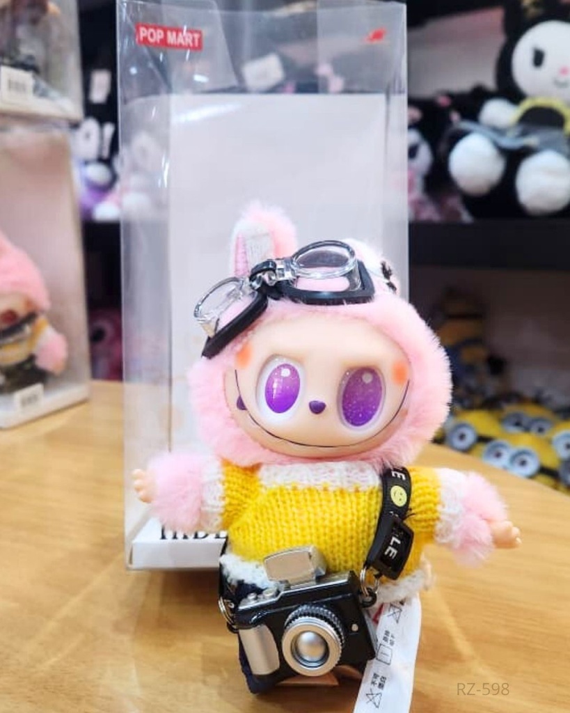 LLAVERO LABUBU CON CAMARA Y LENTES