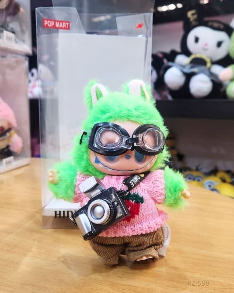 LLAVERO LABUBU CON CAMARA Y LENTES