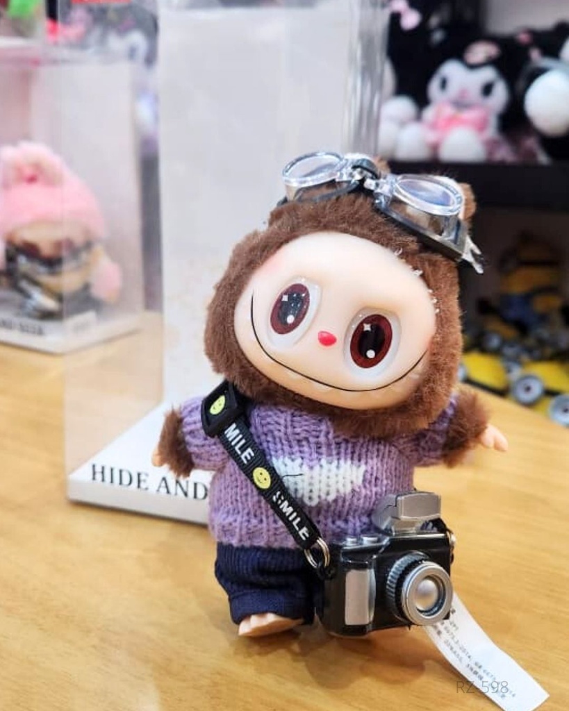 LLAVERO LABUBU CON CAMARA Y LENTES